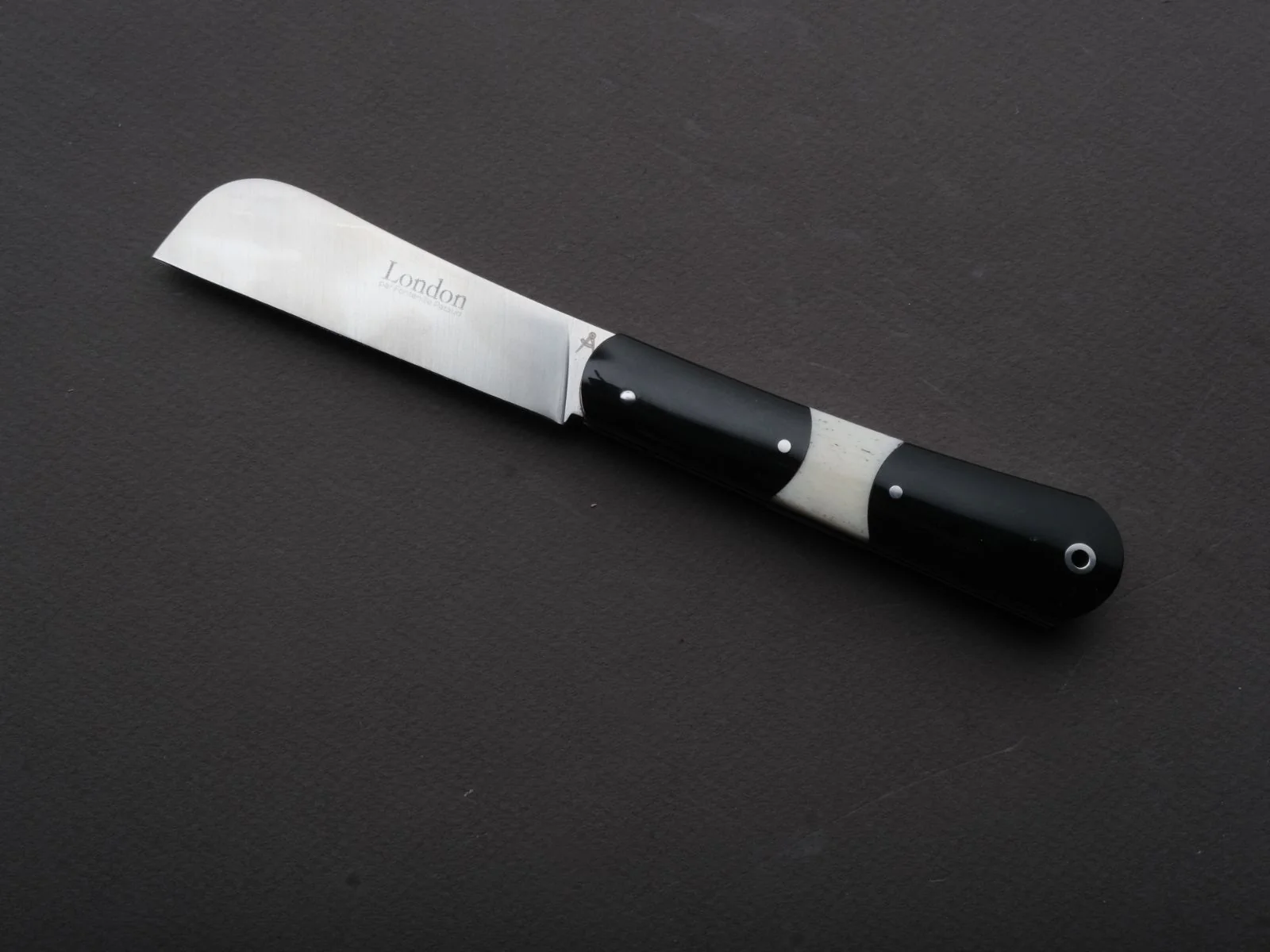 Fontenille Pataud - Folding Knife - London - Slip Joint - 14C28N Stainless - 9cm - Black Horn - Leather Sleeve - Image 2