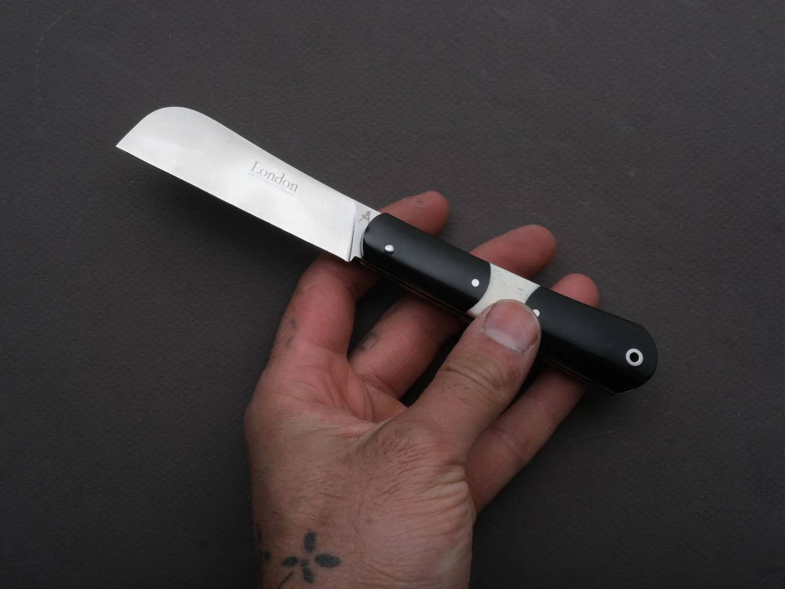 Fontenille Pataud - Folding Knife - London - Slip Joint - 14C28N Stainless - 9cm - Black Horn - Leather Sleeve - Image 3