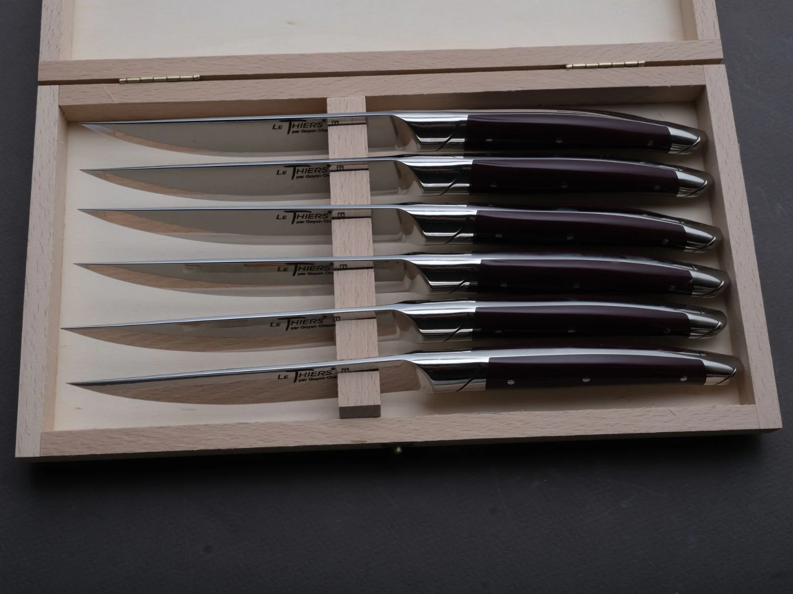 Goyon Chazeau - Le Thiers Avantage - Steak/Table Knives - Eggplant Acrylic Handle - Set of 6 - Image 5