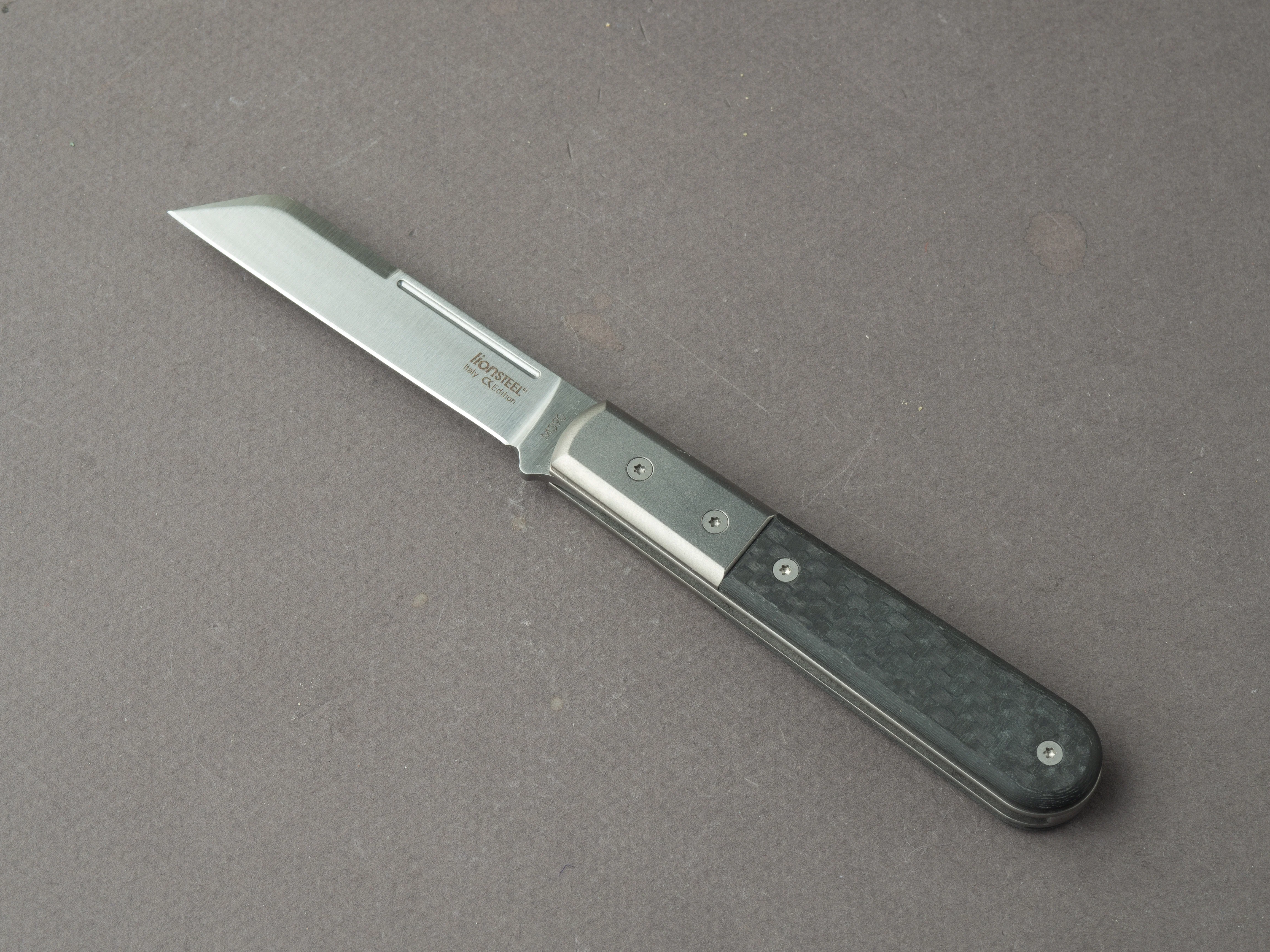 lionSTEEL - Folding Knife - Barlow - Dom - 65mm - M390 - Slip Joint - Carbon Fiber w/ Metal Bolster - Image 2