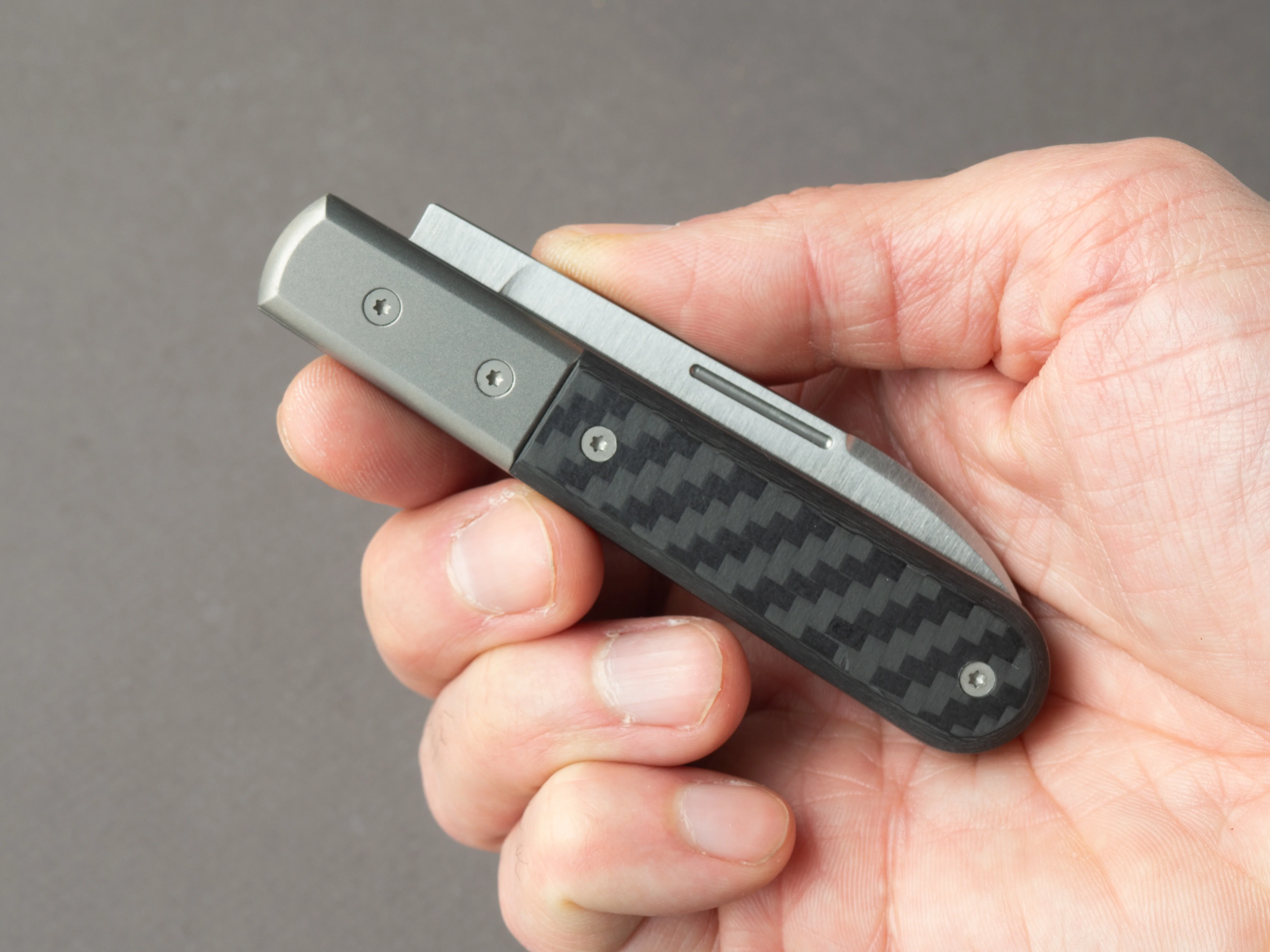 lionSTEEL - Folding Knife - Barlow - Roundhead - 65mm - M390 - Slip Joint - Carbon Fiber w/ Metal Bolster - Image 6