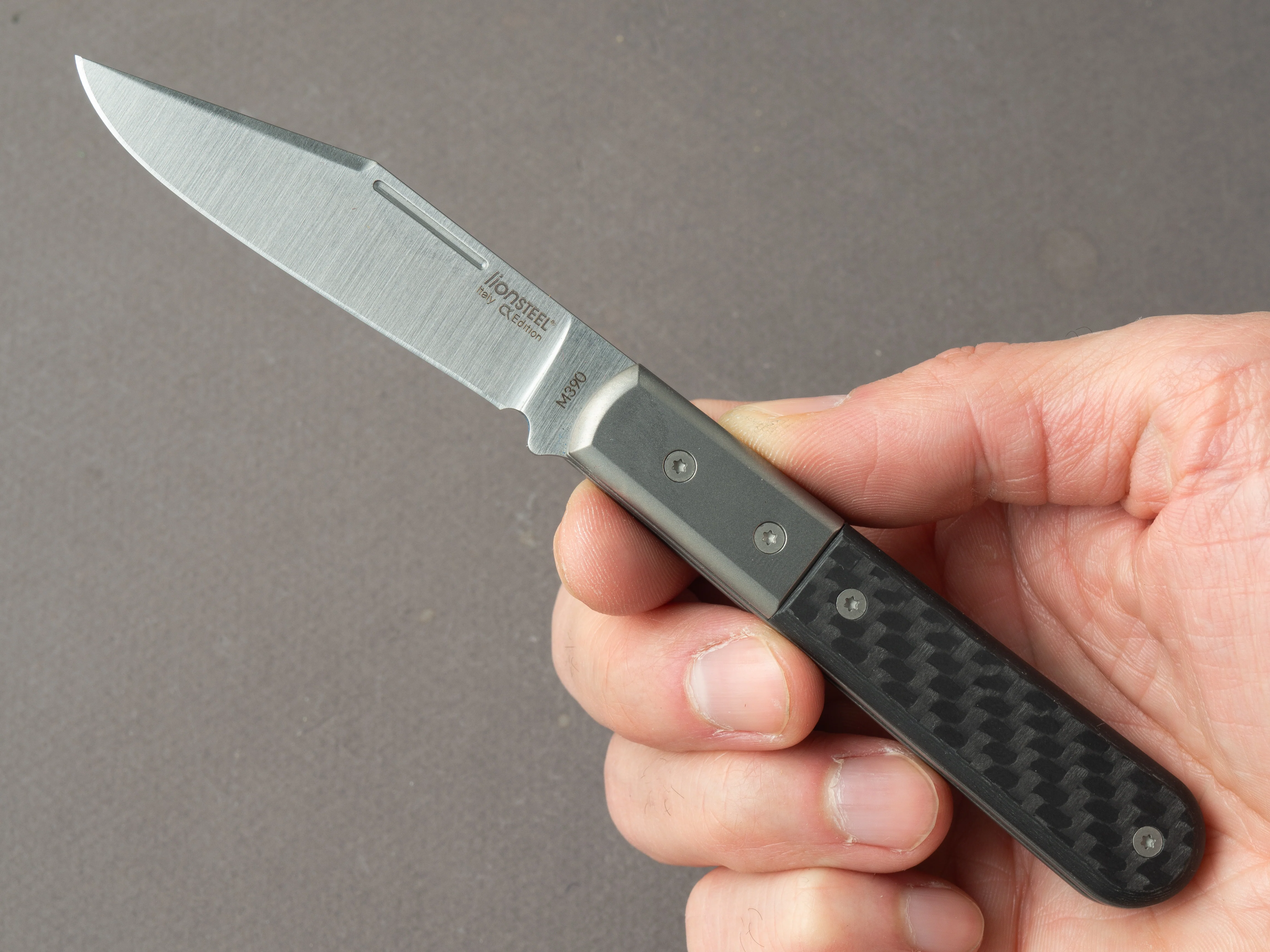 lionSTEEL - Folding Knife - Barlow - Shuffler - 65mm - M390 - Slip Joint - Carbon Fiber w/ Titanium Bolster - Image 7