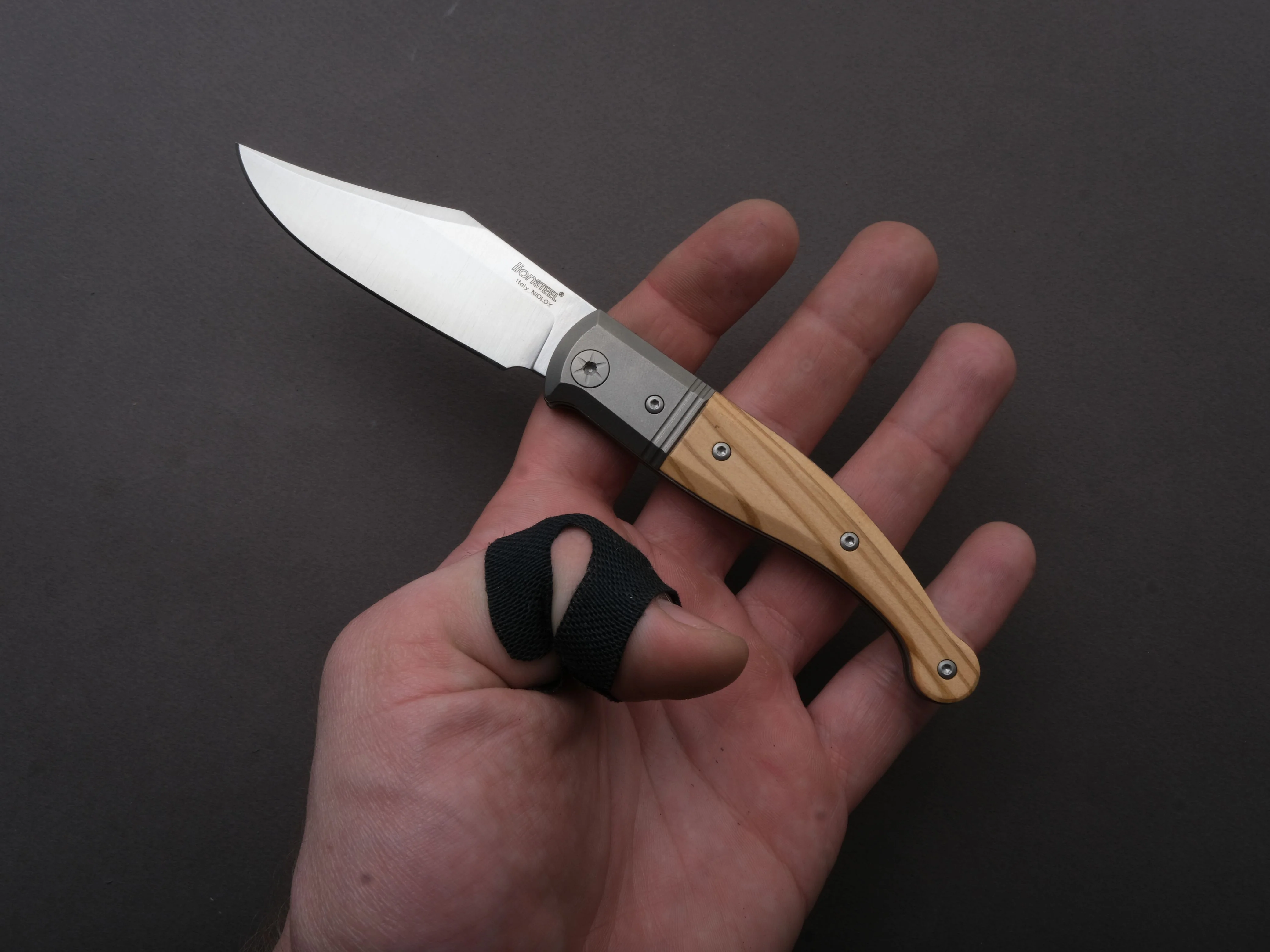 lionSTEEL - Folding Knife - GITANO - 85mm - Niolox - Slip Joint - Olive Wood Handle - Image 6