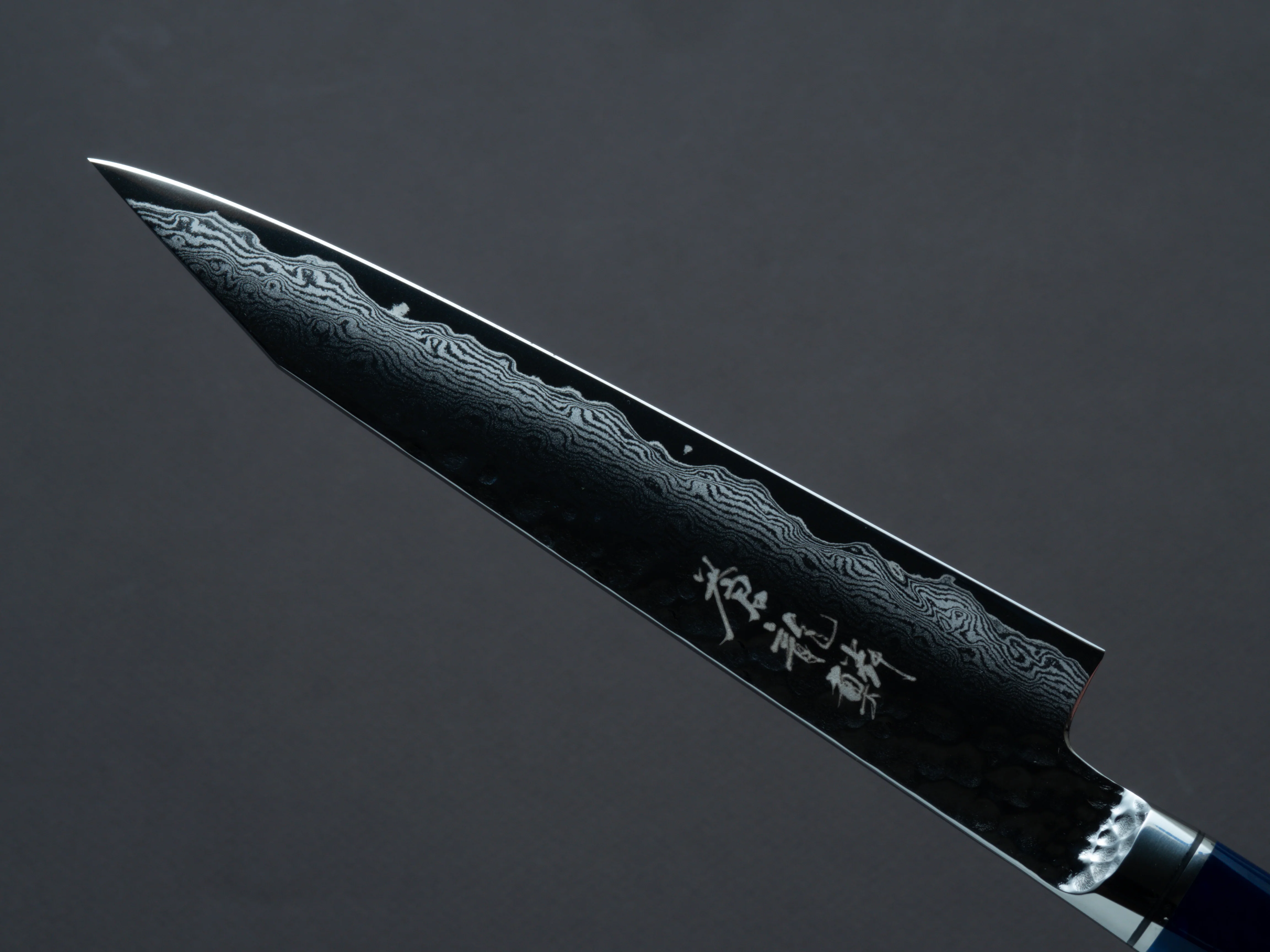 Ryusen - SOURYURIN - VG10W - Tsuchime Damascus - Kiritsuke Petty - 135mm - Blue Resin Hybrid Handle - Image 4