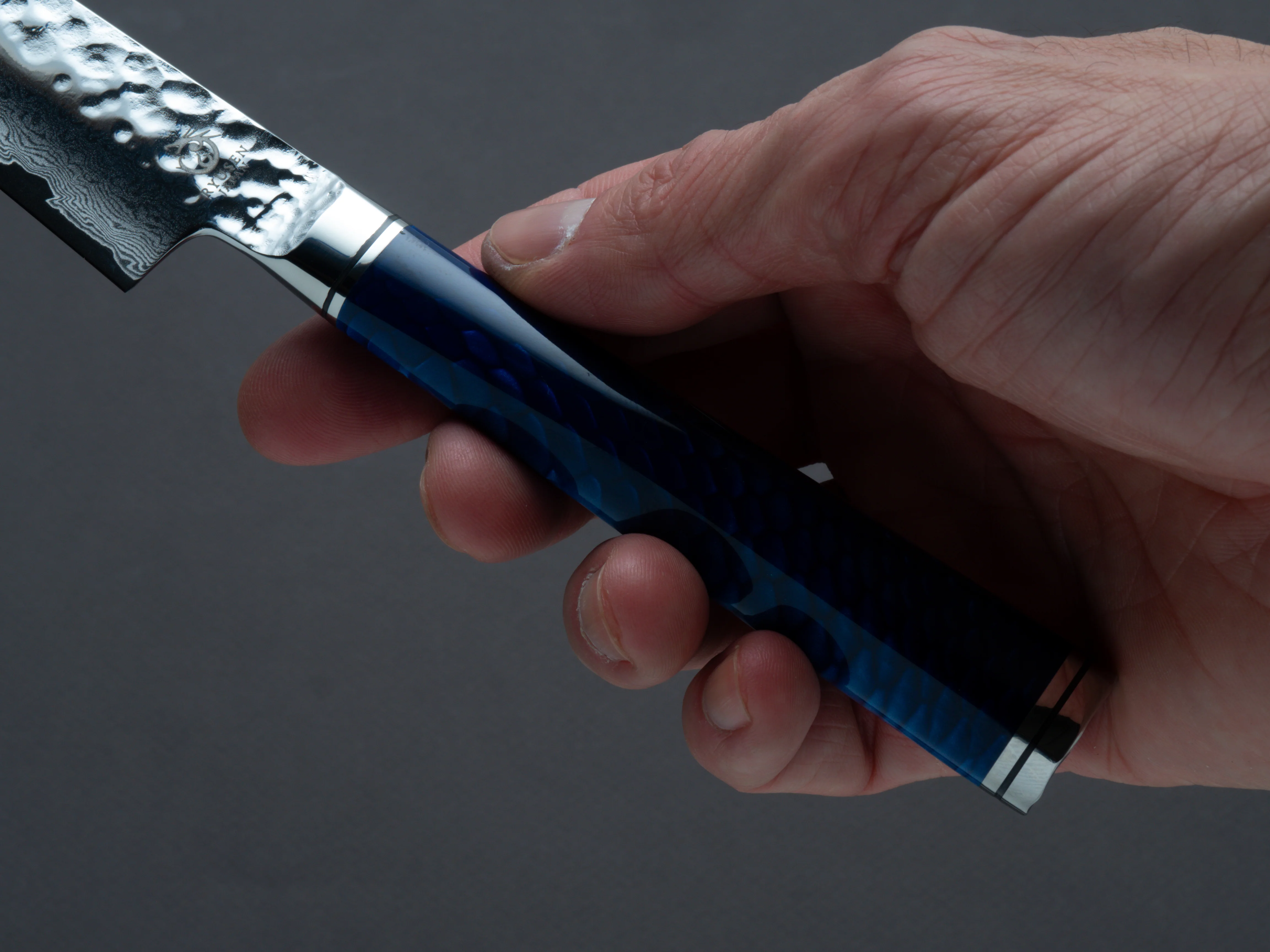 Ryusen - SOURYURIN - VG10W - Tsuchime Damascus - Kiritsuke Petty - 135mm - Blue Resin Hybrid Handle - Image 5